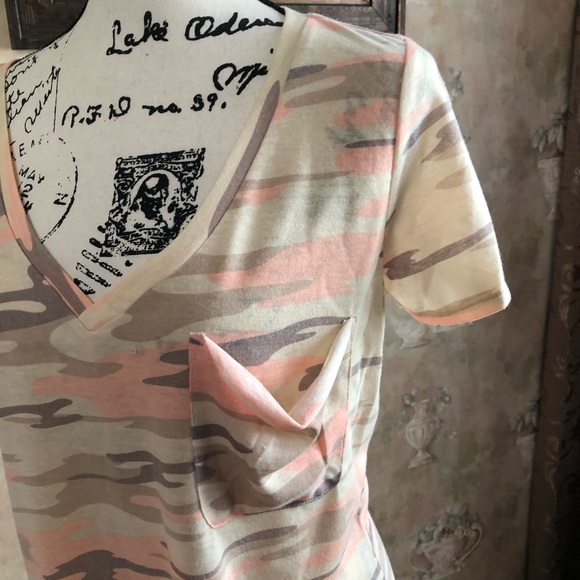 NWT CAMO POCKET TEES IN BLUSH BY SOCIALITE - Picture 5 of 6